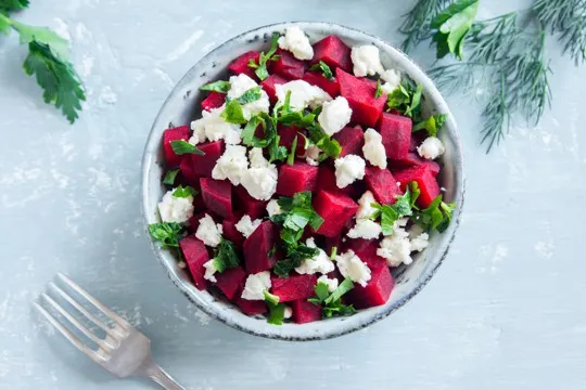 beet and arugula salad with goat cheese