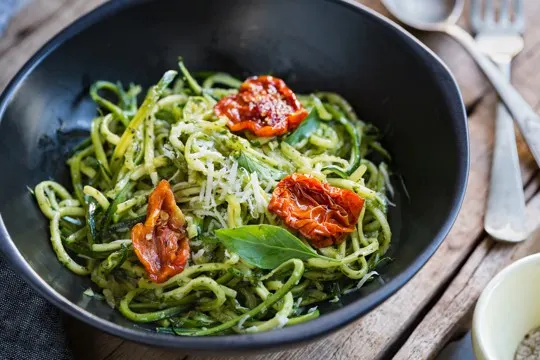 zucchini noodles with pesto sauce