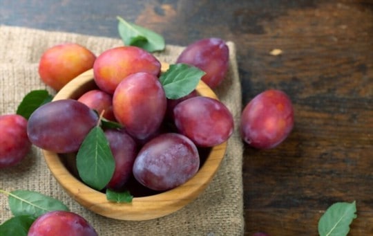 what do plums taste like