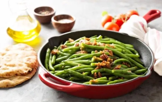 garlichazelnut green beans