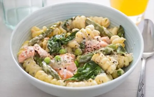 spring pasta with salmon and peas