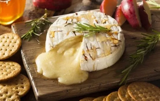 what to serve with baked brie