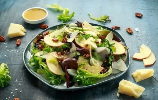 green salad with vinaigrette