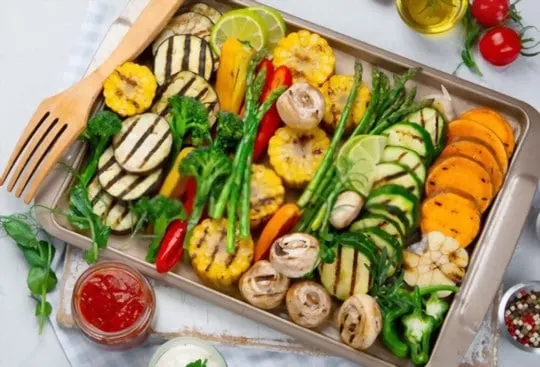 vegetable tray with ranch dipping sauce