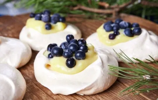 pavlova with lemon curd and blueberries