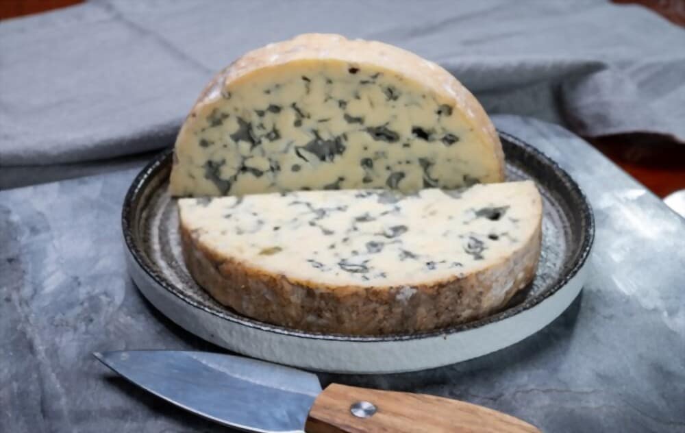 what does blue cheese taste like